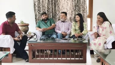 आज TEAM GROUND ZERO ने रामपुर उपमंडल की बोंडा पंचायत से प्रधान पद के उम्मीदवार कर्म चंद शर्मा से चुनाव परिणामों के बाद विशेष बातचीत की।
चुनाव में हार-जीत लोकतंत्र का हिस्सा है, लेकिन परिणाम आने के बाद भी मीडिया और जनता के सामने आकर अपने विचार रखना एक अलग साहस और सकारात्मक सोच को दर्शाता है। इस विशेष बातचीत में कर्म चंद शर्मा ने चुनावी अनुभव, जनता से मिले सहयोग, पंचायत की प्रमुख समस्याओं और क्षेत्र के विकास को लेकर अपने विचार साझा किए। उन्होंने कहा कि चुनाव भले ही उनके पक्ष में न रहा हो, लेकिन पंचायत और क्षेत्र के विकास के लिए उनकी प्रतिबद्धता आगे भी जारी रहेगी। TEAM GROUND ZERO हर उस आवाज़ को मंच देने का प्रयास करता है जो जनहित और विकास से जुड़ी हो। बोंडा पंचायत | रामपुर उपमंडल विशेष इंटरव्यू – कर्म चंद शर्मा
#TeamGroundZero #KaramChandSharma #BondaPanchayat #RampurBushahr #PanchayatElection2026 #ElectionInterview #GroundReport #PublicVoice #Democracy #HimachalPradesh #LocalNews #VillageDevelopment #जनता_की_आवाज #कर्मचंद_शर्मा #बोंडा_पंचायत #रामपुर_बुशहर #पंचायती_चुनाव #लोकतंत्र #ग्राउंड_जीरो #हिमाचल_समाचार #गांव_का_विकास #विशेष_साक्षात्कार