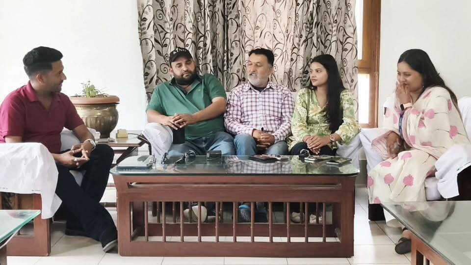 आज TEAM GROUND ZERO ने रामपुर उपमंडल की बोंडा पंचायत से प्रधान पद के उम्मीदवार कर्म चंद शर्मा से चुनाव परिणामों के बाद विशेष बातचीत की।
चुनाव में हार-जीत लोकतंत्र का हिस्सा है, लेकिन परिणाम आने के बाद भी मीडिया और जनता के सामने आकर अपने विचार रखना एक अलग साहस और सकारात्मक सोच को दर्शाता है। इस विशेष बातचीत में कर्म चंद शर्मा ने चुनावी अनुभव, जनता से मिले सहयोग, पंचायत की प्रमुख समस्याओं और क्षेत्र के विकास को लेकर अपने विचार साझा किए। उन्होंने कहा कि चुनाव भले ही उनके पक्ष में न रहा हो, लेकिन पंचायत और क्षेत्र के विकास के लिए उनकी प्रतिबद्धता आगे भी जारी रहेगी। TEAM GROUND ZERO हर उस आवाज़ को मंच देने का प्रयास करता है जो जनहित और विकास से जुड़ी हो। बोंडा पंचायत | रामपुर उपमंडल विशेष इंटरव्यू – कर्म चंद शर्मा
#TeamGroundZero #KaramChandSharma #BondaPanchayat #RampurBushahr #PanchayatElection2026 #ElectionInterview #GroundReport #PublicVoice #Democracy #HimachalPradesh #LocalNews #VillageDevelopment #जनता_की_आवाज #कर्मचंद_शर्मा #बोंडा_पंचायत #रामपुर_बुशहर #पंचायती_चुनाव #लोकतंत्र #ग्राउंड_जीरो #हिमाचल_समाचार #गांव_का_विकास #विशेष_साक्षात्कार
