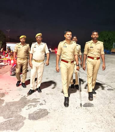 #SP_Mirzapur #अपर्णा_रजत_कौशिक के निर्देशन में नगर/शहर क्षेत्र के थानों द्वारा अपने अपने थाना क्षेत्रों में शांति एवं कानून व्यवस्था को अक्षुण्ण रखने हेतु पैदल गश्त/वाहन चेकिंग कर आमजन को कराया गया सुरक्षा का एहसास। #UPPolice #Mirzapur https://t.co/7ann1z1Aj2