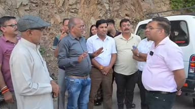 संगम व्यू प्वाइंट पर पहुंचे डीएम विशाल मिश्रा ने विभिन्न राज्यों से आए तीर्थ यात्रियों से सीधा संवाद कर यात्रा व्यवस्थाओं का फीडबैक लिया। श्रद्धालुओं ने कहा— "इस बार की यात्रा बेहद सुरक्षित, सुव्यवस्थित और यादगार है।
रुद्रप्रयाग के जिलाधिकारी विशाल मिश्रा के नेतृत्व में केदारनाथ यात्रा नई ऊंचाइयों को छू रही है। सुरक्षा, स्वच्छता, स्वास्थ्य सेवाएं, यातायात प्रबंधन और यात्रियों की सुविधाओं को लेकर किए गए उत्कृष्ट कार्यों की देशभर से आए श्रद्धालु खुलकर सराहना कर रहे हैं।
केदारनाथ यात्रा 2026 ने बनाया नया इतिहास!!
10 लाख 75 हजार से अधिक श्रद्धालुओं ने किए बाबा केदार के दर्शन।
🌿 बेहतर व्यवस्थाएं
🚑 चौकस स्वास्थ्य सेवाएं
🛡️ मजबूत सुरक्षा व्यवस्था
🚓 सुचारु यातायात प्रबंधन
♻️ स्वच्छ और व्यवस्थित यात्रा मार्ग
यह केवल एक यात्रा नहीं, बल्कि आस्था, सेवा और सुशासन का अद्भुत संगम बन चुकी है।
🔱 बाबा केदार के दरबार में उमड़ रही श्रद्धा की यह ऐतिहासिक धारा उत्तराखंड की पहचान और प्रशासनिक उत्कृष्टता की मिसाल बन गई है।
#KedarnathYatra2026 #KedarnathDham #BabaKedar #Rudraprayag #VishalMishra #Uttarakhand #CharDhamYatra #Devbhoomi #HarHarMahadev #JaiBabaKedar