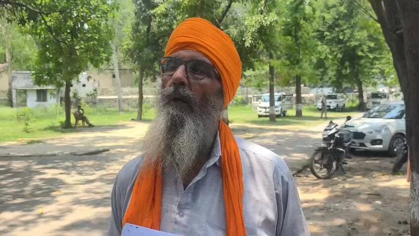 रोटी को तरस रहा बेटे को करोड़पति बनाने वाला बाप!
बेटे की हरकतें बताते हुए फफक कर रो पड़ा एक बेबस बाप
कहा,खेती-बाड़ी बेंची और रिश्तेदारों कर्ज़ ले कर दिए थे 5 करोड़
#हरदोई। बेटे का करोड़पति बनने का ख्वाब पूरा करने के लिए उसके बाप ने अपनी सारी कमाई दांव पर लगा दी,साथ ही नाते-रिश्तेदारों से कर्ज़ ले कर उसे फैक्ट्री का मालिक बना कर ही दम लिया,लेकिन वही बेटा अब अपने बाप के लिए गैर हो गया,इतना ही नहीं जिस बाप ने बेटे को करोड़पति बनाया,उसी के लिए रोटी के लाले है,दो वक्त की रोटी के लिए उसे दूसरों का दरवाज़ा खटखटाना पड़ रहा है। हर तरफ से मायूस हो चुका बेबस बाप ढ़ेरों उम्मीद ले कर बुधवार को एसपी की ड्यूढ़ी पर पहुंचा और वहां सारा किस्सा सुनाया।
बताते है कि पिहानी कोतवाली के करावां निवासी बलविंदर सिंह पुत्र पूरन सिंह ने बताया कि उसका बेटा कमलजीत सिंह फैक्ट्री का मालिक बनना चाहता था,इसके लिए उसने सुनहरे ख्वाब दिखाए। बकौल बलविंदर सिंह बेटे कमलजीत सिंह की खातिर उसने अपनी सारी ज़मीन बेंची,साथ ही अपनी भांजी हरविंदर कौर से 7 लाख,बेटी हरदीप कौर से 21 लाख,दामाद मेजर सिंह से 6 लाख और दोस्त जरनैल सिंह से 16 लाख का कर्ज़ ले कर 5 करोड़ रुपये इस शर्त पर कमलजीत सिंह को दिए कि फैक्ट्री शुरु होते ही वह सारा कर्ज़ चुका देगा। बलविंदर सिंह ने बताया कि उसके बेटे कमलजीत सिंह ने शाहजहांपुर के एच-92 यूपीएसआईडीए इंडस्ट्रियल एरिया ग्रोथ सेंटर जमौर थाना कांठ में फैक्ट्री लगा ली,फैक्ट्री खूब चल रही है। बुधवार को एसपी की ड्यूढ़ी पर पहुंचे बलविंदर सिंह ने बताया कि कल तक सुनहरे ख्वाब दिखाने वाला बेटा अब धमकी दे रहा है,उसका कहना है कि वह फैक्ट्री दूसरे के हाथ बेंच देगा,लेकिन घर में फूटी कौड़ी नहीं देगा। बेबस बाप का कहना है कि अब तो उसके पास सिर छिपाने के लिए छत तक नहीं बची,दो वक्त की रोटी के लिए उसे दूसरों का दरवाज़ा खटखटाना पड़ रहा है। बलविंदर सिंह ने एसपी से निष्पक्ष जांच कराते हुए कड़ी कार्यवाही की मांग की है।
------------
इनसेट-
बुज़ुर्ग दादी को नहीं बख्शा,धक्का दे कर भगाया!
हरदोई। बलविंदर सिंह का कहना है कि पैसों में अंधा हो चुका कमलजीत सारे रिश्ते भूल गया,उसे अपनों से नफरत सी हो गई। बलविंदर ने बताया कि कमलजीत ने उसकी बुज़ुर्ग मां तक को नहीं छोड़ा,उसने उन्हे धक्के मार कर घर से भगाते हुए धमकी दी कि अगर फिर सामने आई तो अंजाम इससे भी बुरा होगा।
#hindustankisham
