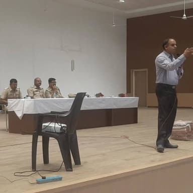 आपत्ती व्यवस्थापन किट प्रशिक्षण संपन्न सातारा जिल्हा पूर प्रवण क्षेत्र असल्याने अतिवृष्टी, पुरपरिस्थिती, दरड कोसळणे, भुस्खलन, वादळी . वाऱ्यासह मोठ मोठी झाडे उन्मळून पडणे विजेच्या तारा तुटून शॉर्ट सर्किट होणे व धोकादायक इमारती कोसळणे, भुकंपाचे हदरे, होर्डिंग्ज कोसळणे किंवा इतर मोठया दुर्घटना किंवा अपघात होणे, वाहतुक बंद होणे अशा प्रकारच्या आपत्तीमुळे जिवित व वित्तहानी होवून या सारख्या आपत्तीला सामोरे जाण्यासाठी अथवा अपघात घडल्यानंतर शोध व बचावासाठी महाराष्ट्र शासन महसुल व वन विभाग, ( आपत्ती व्यवस्थापन, मदत व पुनर्वसन ) यांचे मार्फतीने पुरविण्यात आलेले आपत्ती किट व साहित्य कसे वापरावे / हाताळाणेबाबत दि. ०४/०६/२०२६ रोजी मल्टीपर्पज हॉल राधिका रोड सातारा या ठिकाणी प्रात्यक्षिक / प्रशिक्षणाचे आयोजन मा. श्री संतोष पाटील, जिल्हाधिकारी सातारा तथा आपत्ती व्यवस्थापन अध्यक्ष सातारा जिल्हा, मा. श्री निखील पिंगळे पोलीस अधीक्षक, सातारा आणि डॉ. वैशाली कडुकर, अपर पोलीस अधीक्षक सातारा, श्री अरुण देवकर प्रभारी पोलीस उपअधीक्षक (गृह) सातारा यांचे मार्गदर्शनाखाली तसेच श्री देविदास ताम्हाणे, जिल्हा आपत्ती व्यवस्थापन अधिकारी सातारा, श्रीमती सुवर्णा काटकर पोलीस उपनिरीक्षक, स.फौ. जयवंत भोकरे, पो. कॉ. चंद्रकांत जाधव, पो. कॉ. सागर खांडेकर जिल्हा विशेष शाखा सातारा यांनी प्रशिक्षणाचे आयोजन केले व कार्यक्रमाचे सुत्रसंचालन पोहवा अमोल गोसावी उपविभागीय पोलीस कार्यालय सातारा विभाग यांनी केले. सदरचे प्रशिक्षक श्री विवेक नायडू ( मुख्यप्रशिक्षक), श्री अब्दुलकादर महाजन (मास्टर ट्रेनर) आपत्ती व्यवस्थापन केंद्र यशदा पुणे यांनी सातारा जिल्हयातील प्रत्येक पोलीस ठाणे कडील पोलीस अधिकारी व अंमलदार आणि गृहरक्षक यांना आपत्ती व्यवस्थापन किट साहित्य कशा प्रकारे हाताळावे तसेच मदत व बचाव कार्य करण्याबाबतंचे प्रशिक्षण देवून प्रात्याक्षिक दाखविण्यात आले.