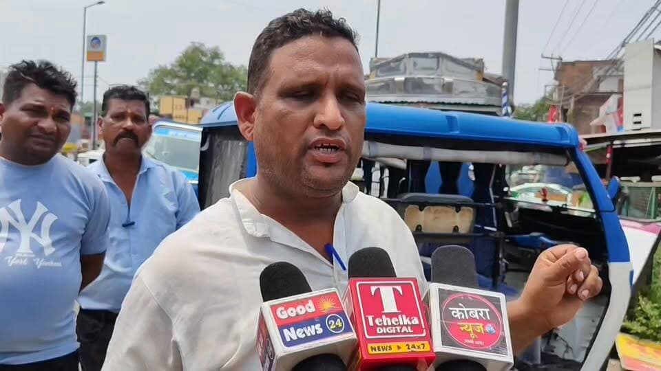 कल नेपाली फार्म तिराहे पर टेंपो यूनियन के चालकों की झड़प। छिद्रवाला के ऑटो चालक के द्वारा नेपाली फार्म के ऑटो चालक पर आरोप, जबरन सवारी उतरवाई, हाथापाई की गई, मारपीट की गई और गाली गलौच भी की गई।
वहीं दूसरी तरफ नेपाली फार्म के ऑटो चालक ने साफ तौर पर कहा है कि ऐसा कुछ भी नहीं हुआ, नं ही कोई विवाद हुआ, पूरी तरह से झूठा आरोप लगाया जा रहा है।
बात यही पर ही खत्म नहीं होती, छिद्रवाला यूनियन वालों का आरोप यह भी है कि हमें नेपाली फार्म से सवारी बैठने पर भी नेपाली फार्म के टेंपो वालों को आपति है। जबकि 100 मीटर के दायरे के बाहर ही हमारे द्वारा सवारी बैठाई जाती है, पर उनको उसमें भी दिक्कत है , नेपाली फार्म में टेंपो वालों ने अपना तिराहे से लेकर के उगते होटल तक लगभग 500 मीटर पर कब्जा किया हुआ है। और पूरी तरह से उनकी अपनी मनमानी चल रही है।
वहीं दूसरी तरफ नेपाली फार्म टेंपो यूनियन वाले बोलते है कि हमें नेशनल हाईवे की तरफ से लिखित में अनुमति मिली हुई है की आप हाईवे पर केवल 5 टेंपो से ज्यादा खड़े नहीं कर सकते। और जो भी आरोप छिद्रवाला यूनियन के द्वारा लगाए गए हैं वह सारे के सारे झूठे और बेबुनियाद हैं।
अब कौन सही कौन गलत इसका फैसला पुलिस करेगी।
फिलहाल छिद्रवाल ऑटो चालक जो कि पीड़ित है , नवीन नौटियाल उसके द्वारा रायवाला पुलिस में रमेश पोखरियाल , ऑटो चालक,नेपाली फार्म, जिस पर हाथापाई करने का आरोप लगाया गया है, के खिलाफ शिकायत दर्ज करवाई गई है।
फिलहाल पुलिस अपने तरीके से इस मामले की जांच कर रही है।
अब सवाल यह भी उठता है कि आखिर इस तरह की स्थिति क्यों पैदा होती है, बता दें कि पिछले कई वर्षों से हम भी नेपाली फार्म की स्थिति देख रहे है, उस क्षेत्र में जो हद से ज्यादा ऑटो, ई रिक्शा की भरमार है। सवाल यह नहीं कि इतने ज्यादा ऑटो क्यों है, सवाल यह है कि आखिर व्यवस्था क्या है। कोई व्यवस्था नहीं है कहीं पर भी उनके खड़े होने की कोई निश्चित जगह नहीं है।
नेशनल हाईवे में अगर इस तरह से हाल रहेगा तो यक़ीनन जाम की स्थिति पैदा होगी और यह समस्या कही न कही दुर्घटनाओं का कारण बन सकती है, क्योंकि नेपाली फार्म तिराहा अब लोगों का और यात्रियों का हब बन चुका है।
अब प्रशासन पर निर्भर करता है कि वह इस समस्या का समाधान कैसे करे।
#highlightseveryone #highlightseveryonefollowers #uttarakhandupdate #NewsUpdate #raiwala Uttarakhand Police #Nepali #nepalifarmers #विवाद #अव्यवस्था