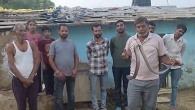 क्या आपने देखा है 6 फुट का काला कोबरा, नहीं...? तो देखिए।।
किशनगंज में मकान की दीवार में दिखा कोबरा, मौके पर पहुंचे सर्प मित्र जसवंत सिंह द्वारा 6 फुट कोबरे का किया गया रेस्क्यू, रेस्क्यू कर सुरक्षित जंगल में छोड़ा गया कोबरे को, किशनगंज निवासी पवन नागर के मकान की दीवार में छिपकर बैठा था 6 फुट का काला कोबरा।।
#barankotwalipolice #trendingnews2026 #BreakingNews2026 #vairalnews #Baran #baran