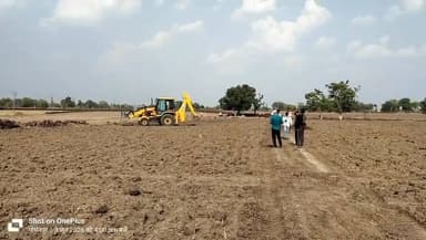 छीपाबड़ौद के गोरधनपुरा में 723 बीघा चारागाह भूमि पर अतिक्रमण का मामला,
बारां जिला कलेक्टर बालमुकुंद असावा के निर्देशन व उपखंड अधिकारी तहसीलदार के सुपरविजन मे हुई कार्रवाई ,
रेवेन्यू इंस्पेक्टर सुरेंद्र शर्मा के नेतृत्व में अतिक्रमण हटाने की कार्रवाई हुई पूरी ,
चार गांवों के अतिक्रमणकारियों द्वारा कब्जाई 723 बीघा चारागाह जमीन को कराया मुक्त , अतिक्रमणकारियों से मुक्त कराई चारागाह जमीन पंचायत को की सुपुर्द।।
#dcdmbaran #barankotwalipolice #trendingnews2026 #BreakingNews2026 #vairalnews #Baran