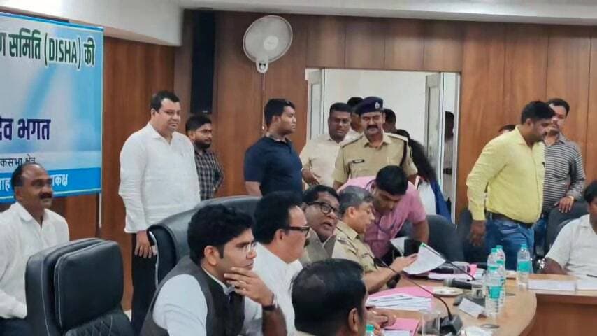 🚨 लोहरदगा में सड़क हादसों पर बड़ा एक्शन!
लगातार हो रही सड़क दुर्घटनाओं और युवाओं की मौत के बीच अब प्रशासन सख्त नजर आ रहा है। खासकर ग्रामीण और आदिवासी इलाकों में बढ़ती सड़क हादसों ने चिंता बढ़ा दी है।
आज लोहरदगा समाहरणालय में सांसद सुखदेव भगत की अध्यक्षता में जिला स्तरीय सड़क सुरक्षा समिति की अहम बैठक हुई, जिसमें ट्रिपल राइडिंग, बिना हेलमेट, शराब पीकर गाड़ी चलाने और तेज रफ्तार वाहनों पर कड़ी कार्रवाई का निर्देश दिया गया।
⚠️ अब नियमित जांच अभियान चलेगा
⚠️ स्कूल-कॉलेज में ट्रैफिक जागरूकता कार्यक्रम होंगे
⚠️ अवयस्कों के वाहन चलाने पर सख्ती
⚠️ हिंडाल्को ट्रकों की फिटनेस जांच और स्पीड कंट्रोल
⚠️ बाजार और चौक-चौराहों पर ट्रैफिक व्यवस्था मजबूत होगी
बैठक में सड़क की खराब स्थिति, गड्ढों और अनावश्यक स्पीड ब्रेकर को लेकर भी कई अहम मुद्दे उठाए गए।
लोहरदगा में आए दिन सड़क हादसों में युवाओं की जान जा रही है। ग्रामीण इलाकों में कई परिवार अपने बेटों को खो चुके हैं। अब देखना होगा कि प्रशासनिक निर्देश जमीन पर कितना असर दिखाते हैं।
🎥 पूरी खबर देखिए और अपनी राय कमेंट में जरूर दीजिए —
क्या सड़क हादसों को रोकने के लिए सिर्फ अभियान काफी है या सड़क व्यवस्था में बड़े बदलाव की जरूरत है?
#लोहरदगा #RoadSafety #SukhdevBhagat #JharkhandNews24 #सड़क_सुरक्षा #लोहरदगा_न्यूज #Jharkhand #AccidentNews #TrafficRules #Helmet #RoadAccident #इमरान_हुसैन #ViralNews