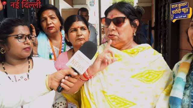 महिला कांग्रेस राष्ट्रीय अध्यक्ष अल्का लांबा को माननीय कोर्ट द्वारा सजा सुनाई जाएगी
जिसमें कांग्रेस की पूरे भारत की महिला कार्यकर्ता इंद्रा भवन नई दिल्ली पहुंची
#कांग्रेस #अल्कालांबा #नईदिल्ली #सोनियागांधी #राहुलगांधी