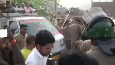 एनकाउंटर के बाद गाज़ीपुर में बवाल, पुलिस पर पथराव से बढ़ा तनाव" 🚨🪨
कमलेश चौधरी का शव लेकर ग्रामीणों ने प्रदर्शन किया और पुलिस पर पथराव कर दिया। घटना में सीओ सदर घायल हो गए, जबकि पुलिसकर्मियों को पीछे हटना पड़ा।
@ghazipurpolice #BreakingNews #Police #Encounter #UttarPradesh https://t.co/dmX7gEU0ho