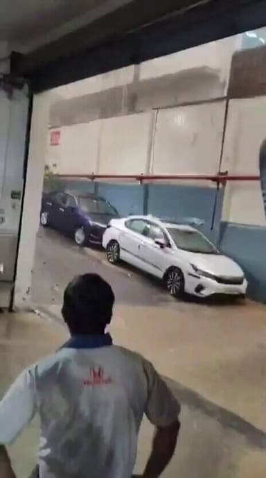 🚨 नोएडा में बारिश के बीच बड़ा हादसा! Live Vedio
Crown Honda सर्विस सेंटर की दीवार अचानक गिरने से एक कार बुरी तरह क्षतिग्रस्त हो गई।
इस दौरान एक शख्स ने अपनी जान जोखिम में डालकर दूसरी कार को बचा लिया।
😱🚗💥
#Noida #RainAlert #CrownHonda #NoidaNews #BreakingNews #ViralVideo https://t.co/6VcK4vVELA