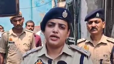 🚨 बदायूं में न्यायालय सुरक्षा में तैनात दरोगा की संदिग्ध मौत
⚖️ किराए के कमरे में फंदे से लटका मिला शव, पुलिस विभाग में मचा हड़कंप
🔍 फोरेंसिक टीम जुटी जांच में, हर एंगल से हो रही पड़ताल
📰 रिपोर्ट यूपी हेड नागेंद्र पांडये
उत्तर प्रदेश के बदायूं जिले में न्यायालय सुरक्षा में तैनात एक उपनिरीक्षक की संदिग्ध परिस्थितियों में मौत ने पुलिस महकमे को झकझोर दिया है। सिविल लाइन थाना क्षेत्र की मधुबन कॉलोनी स्थित किराए के आवास में दरोगा मेघ श्याम गौतम का शव फंदे से लटका मिलने के बाद पुलिस विभाग में हड़कंप मच गया। घटना की सूचना मिलते ही वरिष्ठ पुलिस अधिकारी, फोरेंसिक टीम और स्थानीय पुलिस मौके पर पहुंच गई। फिलहाल मामले की जांच सभी संभावित पहलुओं को ध्यान में रखकर की जा रही है।
🟥 परिजनों के फोन का जवाब न मिलने पर हुआ शक
बदायूं। प्राप्त जानकारी के अनुसार न्यायालय सुरक्षा में तैनात उपनिरीक्षक मेघ श्याम गौतम अपने निजी किराए के कमरे में रह रहे थे। परिजनों द्वारा लगातार संपर्क करने के बावजूद फोन रिसीव नहीं होने पर उन्हें चिंता हुई।
बताया जा रहा है कि परिजनों की सूचना के बाद मकान मालिक ने कमरे के आसपास जाकर जानकारी लेने का प्रयास किया, लेकिन अंदर से कोई प्रतिक्रिया नहीं मिली। इसके बाद स्थानीय पुलिस को सूचना दी गई।
🟥 कमरे में फंदे से लटका मिला शव
सूचना मिलते ही पुलिस मौके पर पहुंची और कमरे का दरवाजा खुलवाकर अंदर प्रवेश किया। कमरे के भीतर उपनिरीक्षक का शव फंदे से लटका मिला। प्रारंभिक जांच में खिड़की के सहारे अंगोछे से फंदा लगाकर आत्महत्या किए जाने की आशंका जताई जा रही है।
हालांकि पुलिस ने स्पष्ट किया है कि मृत्यु के वास्तविक कारणों का पता पोस्टमार्टम रिपोर्ट और विस्तृत जांच के बाद ही चल सकेगा।
🟥 वरिष्ठ अधिकारियों ने संभाला मोर्चा
घटना की सूचना मिलते ही वरिष्ठ पुलिस अधीक्षक अंकिता शर्मा, पुलिस अधीक्षक नगर अभिषेक सिंह, क्षेत्राधिकारी सिटी रजनीश उपाध्याय समेत कई अधिकारी मौके पर पहुंचे।
फोरेंसिक विशेषज्ञों ने घटनास्थल का निरीक्षण कर आवश्यक साक्ष्य एकत्र किए। पुलिस ने शव को कब्जे में लेकर पोस्टमार्टम के लिए भेज दिया है।
🟥 हर पहलू से जांच में जुटी पुलिस
पुलिस अधिकारियों का कहना है कि मामले की निष्पक्ष और गहन जांच की जा रही है। व्यक्तिगत, पारिवारिक, मानसिक तनाव, ड्यूटी संबंधी परिस्थितियों सहित सभी संभावित बिंदुओं की जांच की जा रही है।
आधिकारिक बयान के अनुसार अभी किसी निष्कर्ष पर पहुंचना जल्दबाजी होगी और जांच रिपोर्ट आने के बाद ही स्थिति स्पष्ट हो सकेगी।
🔥 वायरल फैक्ट
घटना की सूचना सामने आते ही सोशल मीडिया पर मामला तेजी से वायरल हो गया। पुलिस विभाग से जुड़े अधिकारी की संदिग्ध परिस्थितियों में हुई मौत को लेकर विभिन्न चर्चाएं चल रही हैं। हालांकि प्रशासन ने लोगों से अपुष्ट सूचनाओं और अफवाहों से बचने की अपील की है।
बदायूं की यह घटना केवल एक पुलिस अधिकारी की असामयिक मृत्यु का मामला नहीं है, बल्कि यह मानसिक स्वास्थ्य, कार्यस्थल तनाव और पुलिसकर्मियों के जीवन से जुड़े महत्वपूर्ण सवाल भी सामने लाती है। फिलहाल सभी की निगाहें पोस्टमार्टम रिपोर्ट और पुलिस जांच पर टिकी हैं, जो इस मामले के वास्तविक तथ्यों को स्पष्ट करेगी।
📢 ND NEWS की अपील
✅ किसी भी संवेदनशील घटना को लेकर अफवाहों और अपुष्ट सूचनाओं से बचें।
✅ मानसिक तनाव या अवसाद के संकेत दिखने पर समय रहते परिवार, मित्रों और विशेषज्ञों से सहायता लें।
✅ पुलिस एवं अन्य आपातकालीन सेवाओं में कार्यरत कर्मियों के मानसिक स्वास्थ्य पर विशेष ध्यान दिया जाना चाहिए।
✅ विभागीय स्तर पर नियमित काउंसलिंग और मनोवैज्ञानिक सहायता व्यवस्था को मजबूत किया जाए
"मानसिक स्वास्थ्य भी उतना ही महत्वपूर्ण है जितना शारीरिक स्वास्थ्य—समय पर संवाद और सहयोग जीवन बचा सकता है।"
👇👇👇
#NDNews
#दैनिक_निष्पक्ष_धारा
#Budaun
#BudaunPolice
#UPPolice
#MeghShyamGautam
#PoliceDepartment
#BreakingNews
#ForensicInvestigation
#MentalHealthAwareness
#LawAndOrder
#NDNewsChannel
#BudaunBreaking
👇👇
@UPPolice
@dgpup
@Uppolice
@adgzonebareilly
@budaunpolice
@CMOfficeUP
@myogioffice
@UPGovt
@HomeDepttUP
@mygovindia
👇👇
🟥 ND NEWS | दैनिक निष्पक्ष धारा
मुख्य संपादक / संस्थापक: राजन सिंह हाड़ा
सह-संपादक: शालिनी सिंह भदौरिया
📍 कार्यालय-3: U158, हीरा स्वीट्स के पास, विकास मार्ग, लक्ष्मी नगर, पूर्वी दिल्ली, पिन कोड – 110092 (NCR)
📍 कार्यालय-2: विधानसभा रोड, बर्लिंगटन चौराहा, लखनऊ – 226001 (UP)
📍 कार्यालय-1: 1/1 अटल बिहारी चौराहा, नियर बर्मा चौराहा, फतेहपुर – 212601 (UP)
📅 दिनांक: 05 जून 2026
📆 दिन: शुक्रवार
📞 मोबाइल: 9696119696
