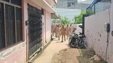 🚨 बदायूं में न्यायालय सुरक्षा में तैनात दरोगा की संदिग्ध मौत
⚖️ किराए के कमरे में फंदे से लटका मिला शव, पुलिस विभाग में मचा हड़कंप
🔍 फोरेंसिक टीम जुटी जांच में, हर एंगल से हो रही पड़ताल
📰 रिपोर्ट यूपी हेड नागेंद्र पांडये
उत्तर प्रदेश के बदायूं जिले में न्यायालय सुरक्षा में तैनात एक उपनिरीक्षक की संदिग्ध परिस्थितियों में मौत ने पुलिस महकमे को झकझोर दिया है। सिविल लाइन थाना क्षेत्र की मधुबन कॉलोनी स्थित किराए के आवास में दरोगा मेघ श्याम गौतम का शव फंदे से लटका मिलने के बाद पुलिस विभाग में हड़कंप मच गया। घटना की सूचना मिलते ही वरिष्ठ पुलिस अधिकारी, फोरेंसिक टीम और स्थानीय पुलिस मौके पर पहुंच गई। फिलहाल मामले की जांच सभी संभावित पहलुओं को ध्यान में रखकर की जा रही है।
🟥 परिजनों के फोन का जवाब न मिलने पर हुआ शक
बदायूं। प्राप्त जानकारी के अनुसार न्यायालय सुरक्षा में तैनात उपनिरीक्षक मेघ श्याम गौतम अपने निजी किराए के कमरे में रह रहे थे। परिजनों द्वारा लगातार संपर्क करने के बावजूद फोन रिसीव नहीं होने पर उन्हें चिंता हुई।
बताया जा रहा है कि परिजनों की सूचना के बाद मकान मालिक ने कमरे के आसपास जाकर जानकारी लेने का प्रयास किया, लेकिन अंदर से कोई प्रतिक्रिया नहीं मिली। इसके बाद स्थानीय पुलिस को सूचना दी गई।
🟥 कमरे में फंदे से लटका मिला शव
सूचना मिलते ही पुलिस मौके पर पहुंची और कमरे का दरवाजा खुलवाकर अंदर प्रवेश किया। कमरे के भीतर उपनिरीक्षक का शव फंदे से लटका मिला। प्रारंभिक जांच में खिड़की के सहारे अंगोछे से फंदा लगाकर आत्महत्या किए जाने की आशंका जताई जा रही है।
हालांकि पुलिस ने स्पष्ट किया है कि मृत्यु के वास्तविक कारणों का पता पोस्टमार्टम रिपोर्ट और विस्तृत जांच के बाद ही चल सकेगा।
🟥 वरिष्ठ अधिकारियों ने संभाला मोर्चा
घटना की सूचना मिलते ही वरिष्ठ पुलिस अधीक्षक अंकिता शर्मा, पुलिस अधीक्षक नगर अभिषेक सिंह, क्षेत्राधिकारी सिटी रजनीश उपाध्याय समेत कई अधिकारी मौके पर पहुंचे।
फोरेंसिक विशेषज्ञों ने घटनास्थल का निरीक्षण कर आवश्यक साक्ष्य एकत्र किए। पुलिस ने शव को कब्जे में लेकर पोस्टमार्टम के लिए भेज दिया है।
🟥 हर पहलू से जांच में जुटी पुलिस
पुलिस अधिकारियों का कहना है कि मामले की निष्पक्ष और गहन जांच की जा रही है। व्यक्तिगत, पारिवारिक, मानसिक तनाव, ड्यूटी संबंधी परिस्थितियों सहित सभी संभावित बिंदुओं की जांच की जा रही है।
आधिकारिक बयान के अनुसार अभी किसी निष्कर्ष पर पहुंचना जल्दबाजी होगी और जांच रिपोर्ट आने के बाद ही स्थिति स्पष्ट हो सकेगी।
🔥 वायरल फैक्ट
घटना की सूचना सामने आते ही सोशल मीडिया पर मामला तेजी से वायरल हो गया। पुलिस विभाग से जुड़े अधिकारी की संदिग्ध परिस्थितियों में हुई मौत को लेकर विभिन्न चर्चाएं चल रही हैं। हालांकि प्रशासन ने लोगों से अपुष्ट सूचनाओं और अफवाहों से बचने की अपील की है।
बदायूं की यह घटना केवल एक पुलिस अधिकारी की असामयिक मृत्यु का मामला नहीं है, बल्कि यह मानसिक स्वास्थ्य, कार्यस्थल तनाव और पुलिसकर्मियों के जीवन से जुड़े महत्वपूर्ण सवाल भी सामने लाती है। फिलहाल सभी की निगाहें पोस्टमार्टम रिपोर्ट और पुलिस जांच पर टिकी हैं, जो इस मामले के वास्तविक तथ्यों को स्पष्ट करेगी।
📢 ND NEWS की अपील
✅ किसी भी संवेदनशील घटना को लेकर अफवाहों और अपुष्ट सूचनाओं से बचें।
✅ मानसिक तनाव या अवसाद के संकेत दिखने पर समय रहते परिवार, मित्रों और विशेषज्ञों से सहायता लें।
✅ पुलिस एवं अन्य आपातकालीन सेवाओं में कार्यरत कर्मियों के मानसिक स्वास्थ्य पर विशेष ध्यान दिया जाना चाहिए।
✅ विभागीय स्तर पर नियमित काउंसलिंग और मनोवैज्ञानिक सहायता व्यवस्था को मजबूत किया जाए
"मानसिक स्वास्थ्य भी उतना ही महत्वपूर्ण है जितना शारीरिक स्वास्थ्य—समय पर संवाद और सहयोग जीवन बचा सकता है।"
👇👇👇
#NDNews
#दैनिक_निष्पक्ष_धारा
#Budaun
#BudaunPolice
#UPPolice
#MeghShyamGautam
#PoliceDepartment
#BreakingNews
#ForensicInvestigation
#MentalHealthAwareness
#LawAndOrder
#NDNewsChannel
#BudaunBreaking
👇👇
@UPPolice
@dgpup
@Uppolice
@adgzonebareilly
@budaunpolice
@CMOfficeUP
@myogioffice
@UPGovt
@HomeDepttUP
@mygovindia
👇👇
🟥 ND NEWS | दैनिक निष्पक्ष धारा
मुख्य संपादक / संस्थापक: राजन सिंह हाड़ा
सह-संपादक: शालिनी सिंह भदौरिया
📍 कार्यालय-3: U158, हीरा स्वीट्स के पास, विकास मार्ग, लक्ष्मी नगर, पूर्वी दिल्ली, पिन कोड – 110092 (NCR)
📍 कार्यालय-2: विधानसभा रोड, बर्लिंगटन चौराहा, लखनऊ – 226001 (UP)
📍 कार्यालय-1: 1/1 अटल बिहारी चौराहा, नियर बर्मा चौराहा, फतेहपुर – 212601 (UP)
📅 दिनांक: 05 जून 2026
📆 दिन: शुक्रवार
📞 मोबाइल: 9696119696