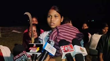 डर के साए में रात के 1 बजे 1 हाथ में हथियार और एक हाथ में मासूम बच्चे को लिए अपनी जमीन को बचाने के लिए संघर्ष कर रही एक फौजी जवान की पत्नी ।
#JharkhandNews #RanchiNews #nishabhgat #nishabhagt