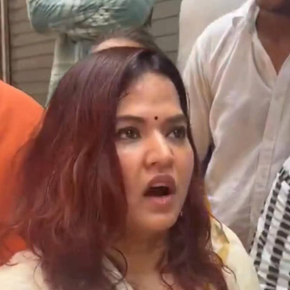 सूर्या हत्याकांड को लेकर गाजियाबाद के खेड़ा गांव पहुंची पूर्व सांसद बृजभूषण सरवन सिंह की बेटी शालिनी सिंह, परिवारवालों को बंधाया ढांढस, सूर्या के बड़े भाई को ऑफर की नौकरी #brijbhushansingh #ShaliniSingh