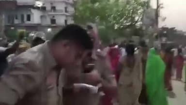 गाजीपुर में विनीत राय हत्याकांड के आरोपी कमलेश बिंद का एनकाउंटर के बाद गांव में शव पहुंचते ही मचा भयंकर बवाल, पुलिस पर चारों तरफ से पथराव.....सीओ, थानाध्यक्ष और दरोगा को लगी चोट..
#गाजीपुर
