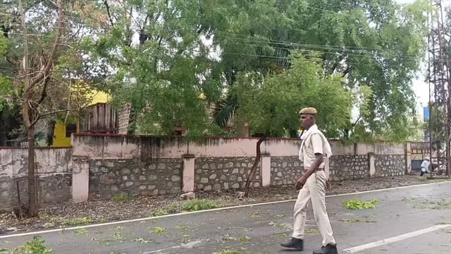 देर रात आंधी-तूफान का कहर: मजिस्ट्रेट कॉलोनी में न्यायाधीश के सरकारी आवास पर पेड़ गिरा, बिजली तार भी क्षतिग्रस्त 🌩️🌳⚡
टैग: #चित्तौड़गढ़ #आंधीतूफान #बारिश #मजिस्ट्रेटकॉलोनी #पेड़गिरा बिजलीतार मौसम HelloChittorgarh
