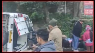 बदरीनाथ हाईवे पर अनियंत्रित होकर पलटा टेंपो ट्रैवलर, एक महिला की मौत 17 घायल।
#followerseveryonehighlights
#accident
@topfans
