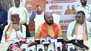 मंत्री जी का पेपर लीक पर बड़ा खुलासा...।
UP के उच्च शिक्षा मंत्री योगेन्द्र उपाध्याय जी ने बताया कि पहले 100 पेपर लीक होते थे, अब सिर्फ 10 हो रहे हैं। हमारी सरकार में 90 फीसदी की गिरावट है...।
मंत्री का इस्तीफा क्यों मांगा जा रहा है, इससे पहले किसी मंत्री ने इस्तीफा दिया है क्या...?
मंत्री जिम्मेदार नहीं हैं, ये तो हद है दाढ़ी वाला मर्डर करे और मूंछ वाला जेल जाए। मंत्री जी तो पेपर लीक कराने में शामिल नहीं थे, शामिल होते तो जेल जाते...।
#Kanpur #NEET #paperleaks #students