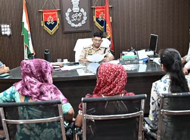 #SPLalitpur @IPSMdMustaque द्वारा पुलिस अधीक्षक कार्यालय में #जनसुनवाई की गई।
🔸जनसुनवाई के दौरान फरियादियों की शिकायतों/समस्याओं को गंभीरता से सुना गया तथा उनके त्वरित एवं गुणवत्तापूर्ण निस्तारण करने हेतु सम्बन्धित को आवश्यक निर्देश दिए गए। #LalitpurPolice #UPPolice https://t.co/XCQllDuMB1