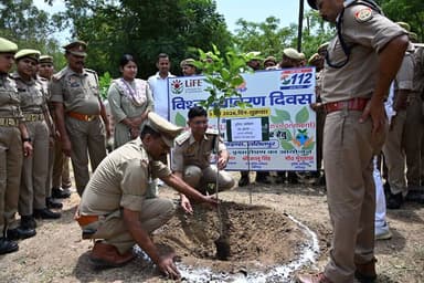 #विश्व_पर्यावरण_दिवस 🌱 के अवसर पर #SPLTP @IPSMdMustaque द्वारा धरती को हरा-भरा एवं पर्यावरण को संतुलित बनाए रखने के संकल्प के साथ रिजर्व पुलिस लाइन्स परिसर में वृक्षारोपण किया गया। इस अवसर पर उन्होंने आमजन से अधिकाधिक वृक्ष लगाने, उनकी देखभाल करने तथा भावी पीढ़ियों को स्वच्छ, सुरक्षित एवं प्रदूषण-मुक्त वातावरण प्रदान करने हेतु पर्यावरण संरक्षण में सक्रिय सहभागिता निभाने का आह्वान किया।
#विश्व_पर्यावरण_दिवस #WorldEnvironmentDay #PlantationDrive #GoGreen #LalitpurPolice 🌳🌍♻️