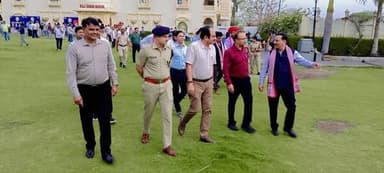 Jhalawad jile ki hotel mistin me first India jhalawad Ratna karykram ke dauran first Indian news channel ke CEO Pawan ji Arora, Panchayat Raj mantri jhalawad prabhari mantri otaram devasi ji, shasan sachiv Anil Agrawal ji, Jila collector Ajay Singh Rathore ji, Jila police adhikshak Amit budaniya ji, Jila Parishad CEO, first India ke Vijendra ji, चीफ रिपोर्टर श्वेता मिश्रा जी......
