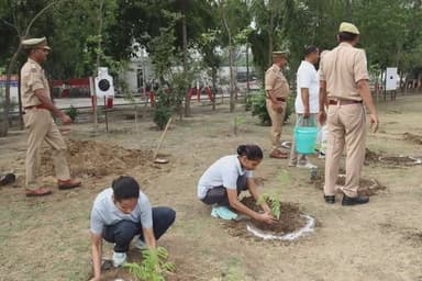 विश्व पर्यावरण दिवस पर गौतमबुद्धनगर पुलिस का वृक्षारोपण अभियान
विश्व पर्यावरण दिवस के अवसर पर गौतमबुद्धनगर पुलिस कमिश्नरेट ने पर्यावरण संरक्षण का संदेश देते हुए बड़े स्तर पर वृक्षारोपण अभियान चलाया। पुलिस कमिश्नर लक्ष्मी सिंह के नेतृत्व में रिजर्व पुलिस लाइन्स समेत सभी थानों में हजारों पौधे लगाए गए। इस दौरान पुलिस अधिकारियों और कर्मचारियों ने पर्यावरण संरक्षण का संकल्प भी लिया।
विश्व पर्यावरण दिवस पर गौतमबुद्धनगर पुलिस कमिश्नरेट में "एक पेड़ मां के नाम" अभियान के तहत विशेष वृक्षारोपण कार्यक्रम का आयोजन किया गया। रिजर्व पुलिस लाइन्स में आयोजित कार्यक्रम में पुलिस कमिश्नर लक्ष्मी सिंह ने स्वयं पौधारोपण कर पर्यावरण संरक्षण के प्रति अपनी प्रतिबद्धता दिखाई। इस मौके पर अपर पुलिस आयुक्त अजय कुमार, डीसीपी, एडीसीपी समेत बड़ी संख्या में पुलिस अधिकारी और कर्मचारी मौजूद रहे।
कार्यक्रम के दौरान कदम्ब, अमलतास, कचनार, अशोक, सहजन, मौलश्री, जामुन और गुलमोहर जैसी विभिन्न प्रजातियों के पौधे लगाए गए। पुलिस कमिश्नरेट के अनुसार पूरे जनपद में हजारों पौधों का रोपण किया गया है। अधिकारियों ने कहा कि यह अभियान केवल एक दिन का कार्यक्रम नहीं बल्कि पर्यावरण संरक्षण की दिशा में एक सतत प्रयास है।
इस अवसर पर सभी पुलिस अधिकारियों और कर्मचारियों ने पर्यावरण संरक्षण और हरित वातावरण को बढ़ावा देने का संकल्प लिया। गौतमबुद्धनगर पुलिस का कहना है कि वृक्षारोपण न केवल पर्यावरण संतुलन बनाए रखने में मदद करेगा बल्कि आने वाली पीढ़ियों को स्वच्छ और सुरक्षित वातावरण भी प्रदान करेगा।