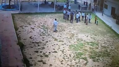 #आगरा में ग्रीन क्लीन कॉलेज के पास युवक पर जानलेवा हमला
#viralvideoシ
#LatestNews
#todaynews
#KhabarExpert