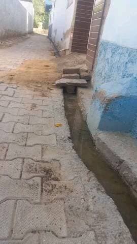 दौगडा अहीर :-नाली का पानी पडोसी ने ईट रेत डालकर बंद कर दिया और ईटे बरसाई। पुलिस शिकायत करने पर भी कोई कार्रवाई नही हुई