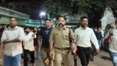 #बड़ी_खबर बीती रात टोरिया मोहल्ले में एक डेढ़ साल की मासूम बच्ची को उठाकर दीवार पर दे मारा और उसके माँ बाप को बेरहमी से पीटा गया औऱ जब पुलिस आरोपियो को पकड़ने गई तो मुस्लिम परिवारों की और से भयंकर पत्थर बाजी हुई , जिसमे कई पत्रकार और पुलिस कर्मियों को चोटें आई " पुलिस बालो पर गोले फेंके गए " फायरिंग हुई जैसा कि वहां उपस्थित लोगों ने बताया ये कोई आम घटना नही है ये कोतवाली कांड 2 है ...पुलिस को इन पर कड़ा एक्शन लेना चाहिए मौके पर भारी पुलिस बल!
आपको बता दें महोबा रोड पर सड़क हादसे को लेकर हुई थी घटना,जूलफी खान,निसार खान और उसके गुंडों ने लोगो ने बच्ची सहित परिवार पर किया था हमला,एक्सीडेंट का था मामला..पुलिस पकड़ने गई तो पुलिस पर भी किया हमला..