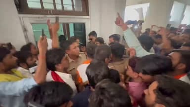 छतरपुर कलेक्टर कार्यालय का घेराव, हिन्दू संगठनों ने जताया विरोध
छतरपुर में विभिन्न हिन्दू संगठनों ने कल हुई घटना के विरोध में कलेक्टर कार्यालय का घेराव कर जोरदार प्रदर्शन किया। प्रदर्शनकारियों ने दोषियों पर सख्त कार्रवाई की मांग करते हुए प्रशासन को ज्ञापन सौंपा। विरोध प्रदर्शन के दौरान बड़ी संख्या में कार्यकर्ता मौजूद रहे और मामले की निष्पक्ष जांच की मांग उठाई। प्रशासन ने ज्ञापन प्राप्त कर उचित कार्रवाई का आश्वासन दिया। �
Instagram +1
📢 आपकी राय में दोषियों पर क्या कार्रवाई होनी चाहिए?
#Chhatarpur #BreakingNews #BundeliBhaukaal #