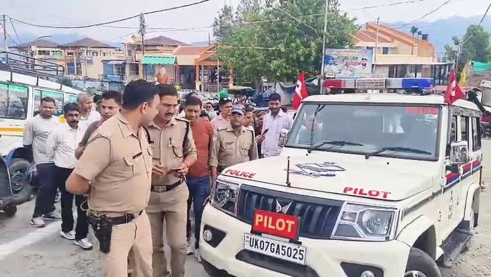 #मुख्य सचिव के #फ्लीट वाहन ने कई को मारी टक्कर, #चालक पर नशे में ड्राइविंग का आरोप!
जनपद टिहरी में उत्तराखंड के मुख्य सचिव आनंद बर्द्धन के भ्रमण कार्यक्रम के दौरान एक सरकारी फ्लीट वाहन को लेकर विवाद खड़ा हो गया। स्थानीय लोगों ने आरोप लगाया कि फ्लीट में शामिल एक वाहन का चालक शहर में तेज रफ्तार और लापरवाही से वाहन चला रहा था, जिससे एक कार क्षतिग्रस्त हो गई और एक स्कूटी सवार सड़क किनारे गिर पड़ा। घटना के बाद क्षेत्र में हंगामा हो गया और लोगों ने वाहन को रोककर चालक के खिलाफ कार्रवाई की मांग की।
#followerseveryonehighlights
@topfans
