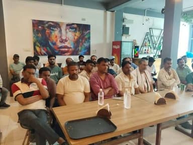 बेल्थरारोड में राज्य कर विभाग का व्यापारी संवाद कार्यक्रम, जीएसटी समस्याओं पर हुई खुली चर्चा
#बलिया: #बेल्थरारोड तहसील क्षेत्र में शुक्रवार को राज्य कर विभाग द्वारा व्यापारी संवाद कार्यक्रम का आयोजन किया गया, जिसमें जीएसटी से जुड़े विभिन्न मुद्दों पर व्यापारियों और विभागीय अधिकारियों के बीच सीधा संवाद हुआ।
कार्यक्रम में #जीएसटी उपायुक्त अनिल कुमार, सहायक आयुक्त अनिल कुमार यादव तथा राज्य कर अधिकारी सिकंदर वर्मा ने व्यापारियों को जीएसटी नियमों, अनुपालन और ऑनलाइन प्रक्रियाओं की जानकारी दी। इस दौरान व्यापारियों ने जीएसटी पोर्टल, #रिटर्न फाइलिंग और अन्य व्यावहारिक समस्याओं को अधिकारियों के समक्ष रखा, जिस पर विस्तार से चर्चा की गई।अधिकारियों ने व्यापारियों को सलाह दी कि वे अपनी जीएसटी लॉगिन आईडी और #पासवर्ड स्वयं सुरक्षित रखें तथा समय-समय पर अपने खाते की निगरानी करते रहें। उन्होंने कहा कि केवल अधिवक्ता या सीए पर पूरी तरह निर्भर रहने के बजाय कारोबारी स्वयं भी अपने जीएसटी रिकॉर्ड और गतिविधियों की जानकारी रखें, ताकि किसी भी प्रकार की त्रुटि या धोखाधड़ी से बचा जा सके। कार्यक्रम में प्रधान सहायक अवधेश कुमार, प्रधान सहायक आशीष कुमार श्रीवास्तव सहित बड़ी संख्या में व्यापारी उपस्थित रहे। इस कार्यक्रम में व्यापारी नेता प्रशांत कुमार जायसवाल (मंटू), अरुण कुमार गुप्ता (पप्पू), सुनील जायसवाल (टिंकू), धर्मेंद्र सोनी, पंकज पांडेय, सौरभ गुप्ता, तौहीद अनवर लारी, संजय जायसवाल, अनिल समेत अन्य व्यापारियों ने सहभागिता की।
व्यापारियों ने विभाग की इस पहल का स्वागत करते हुए ऐसे संवाद कार्यक्रम नियमित रूप से आयोजित करने की मांग की, जिससे समस्याओं का त्वरित समाधान हो सके।