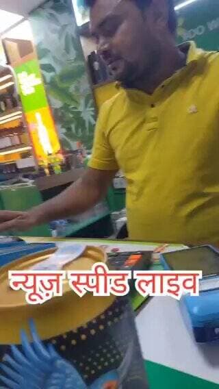 #नोएडा के 7 सेक्टर-93 गेझा मार्केट स्थित अनुज्ञापी सुमित कुमार कसाना की अंग्रेजी शराब दुकान (शॉप नंबर-46244) पर निर्धारित मूल्य से अधिक कीमत वसूलने का मामला सामने आया है। शिकायत के अनुसार ₹160 मूल्य अंकित बीयर कैन ग्राहकों को ₹170 में बेची जा रही है। @ExciseGBNagar #viralvídeo https://t.co/gcxZoPbAEz