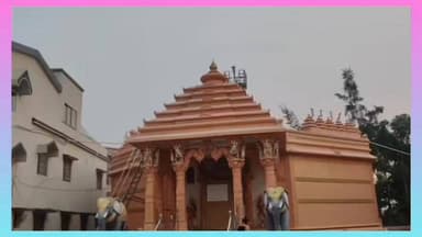 🌸 आत्मनिर्भरता की ओर एक महत्वपूर्ण कदम 🌸
पश्चिम बंगाल के साकड़ा जैन मंदिर परिसर में राज परिवार द्वारा झारखंड एवं पश्चिम बंगाल के लगभग 60 गांवों की युवतियों और महिलाओं के बीच 100 सिलाई मशीनों का वितरण किया गया।
कार्यक्रम में मुख्य अतिथि के रूप में मंत्री सह विधायक नादियार चंद बाउरी उपस्थित रहे। उन्होंने लाभुक महिलाओं को सिलाई मशीन एवं प्रमाण-पत्र प्रदान कर आत्मनिर्भर बनने के लिए प्रेरित किया।
राज परिवार एवं सराक समाज की यह पहल महिलाओं को स्वरोजगार से जोड़ने और उन्हें आर्थिक रूप से सशक्त बनाने की दिशा में एक सराहनीय प्रयास है।
#Chandankiyari #Purulia #SarakJainMandir #WomenEmpowerment #SelfReliance #SewingMachineDistribution