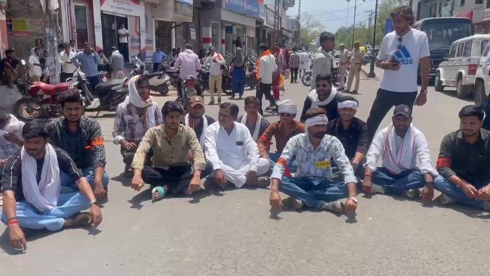राजकीय महाविद्यालय बारां के प्रिंसिपल के खिलाफ विरोध प्रदर्शन , abvp के कार्यकर्ताओं ने कॉलेज तिराहे पर किया धरना-प्रदर्शन, बारां के पूर्व विधायक रामपाल मेघवाल भी हुए शामिल हुए धरना प्रदर्शन में।
#CMO #cmojaipur #CMORajasthan #education #collage #Principal #baran #dcdmbaran #trendingnews2026 #BreakingNews2026 #vairalnews #RajasthanGovt #dharnapradarshan #ABVP