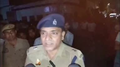 झांसी के रहने वाले मिथुन विश्वकर्मा ने दतिया के बसई क्षेत्र की रहने वाली पुक्खन विश्वकर्मा को मथुरा में मारी गोली, फिर अपने आप को भी मार ली गोली दोनों की हुई मौत
पुलिस की प्रारंभिक जांच में पता चला कि झांसी के आरामशीन क्षेत्र के रहने वाले मिथुन ने अपनी खास बुआ की लड़की पुक्खन निवासी ग्राम नयाखेड़ा थाना बसई जिला दतिया से 5 साल पहले प्रेम विवाह किया था,, विवाह के 4 साल बाद ही मिथुन ने एक और लड़की से प्रेम विवाह कर लिया और अपनी बुआ की लड़की पुक्खन को छोड़ दिया
पुक्खन ने भागकर शादी की थी इसलिए उसके पास घर वापस आने का कोई चारा नहीं था, जिसके बाद उसने मथुरा के ही एक स्पा सेंटर में काम करना शुरू कर दिया
इधर मिथुन ने जिस लड़की से शादी की थी उसका उससे मन भर गया तब उसको पुक्खन की याद सताने लगी,, उसने पुक्खन से बात करने की काफी कोशिश की लेकिन पुक्खन ने उसको बिल्कुल भी घास नहीं डाली, जिसके बाद गुस्से में मथुरा पहुंचा मिथुन ने अपनी बुआ की लड़की यानी तथाकथित प्रेमिका (पत्नी) को सीधा भेजें में गोली दे मारी, और फिर अपने आप में भी मार ली... Love स्टोरी का हुआ The End
अधिक जानकारी के लिए देखें अपर पुलिस अधीक्षक सर की बाइट
#Mathura #jhansi #datia #LoveStory