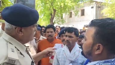 ब्रेकिंग
शिवपुरी
कुशवाह समाज ने एसपी को सौंपा ज्ञापन, हत्या के प्रयास के मामले में निष्पक्ष जांच की मांग
शिवपुरी में कुशवाह समाज ने पुलिस अधीक्षक को ज्ञापन सौंपकर सिरसौद थाना क्षेत्र के राजा की मुंडेरी गांव में दर्ज हत्या के प्रयास और बलवा के मामले की निष्पक्ष जांच की मांग की है। समाज का आरोप है कि घटना में निर्दोष लोगों को भी आरोपी बनाया गया है। ज्ञापन में प्रमोद कुशवाह का नाम एफआईआर से हटाने, मामले की निष्पक्ष जांच कराने और परिवार की सुरक्षा सुनिश्चित करने की मांग की गई है।