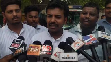 🔴 हरदोई बौद्ध विहार विवाद पर राज्यपाल से हस्तक्षेप की मांग
⚖️ मुकदमे वापस लेने को लेकर मौर्य-कुशवाहा उत्थान समिति का ज्ञापन
🏛️ धार्मिक आयोजन, पुलिस कार्रवाई और गिरफ्तारी के आरोपों पर उठे सवाल
📰 रिपोर्ट अजय श्रीवास्तव
उत्तर प्रदेश के हरदोई जनपद के महुआकोला गांव में प्रस्तावित बौद्ध विहार और उससे जुड़े विवाद को लेकर नया घटनाक्रम सामने आया है। मौर्य-कुशवाहा उत्थान समिति, फतेहपुर द्वारा राज्यपाल को संबोधित एक ज्ञापन सौंपकर आरोप लगाया गया है कि धार्मिक आयोजन के दौरान पुलिस कार्रवाई, गिरफ्तारी और विभिन्न धाराओं में दर्ज मुकदमों से समाज के लोगों में नाराजगी है। समिति ने पूरे प्रकरण की निष्पक्ष जांच और दर्ज मुकदमों पर पुनर्विचार की मांग की है।
फतेहपुर/हरदोई। मौर्य-कुशवाहा उत्थान समिति एवं चक्रवर्ती सम्राट चन्द्रगुप्त मौर्य सामाजिक संस्थान की ओर से महामहिम राज्यपाल उत्तर प्रदेश को संबोधित एक ज्ञापन जारी किया गया है। ज्ञापन में हरदोई जनपद के थाना बेनीगंज क्षेत्र अंतर्गत महुआकोला गांव में बौद्ध विहार निर्माण और धार्मिक कार्यक्रम से जुड़े विवाद का उल्लेख किया गया है।
ज्ञापन में दावा किया गया है कि ग्रामवासियों द्वारा पिछले लगभग दो वर्षों से बौद्ध विहार निर्माण एवं धार्मिक गतिविधियों के लिए प्रशासन से अनुमति मांगी जा रही थी। समिति का आरोप है कि पूजा कार्यक्रम के दौरान तनाव की स्थिति उत्पन्न हुई, जिसके बाद पुलिस और प्रशासन की कार्रवाई हुई।
समिति ने आरोप लगाया है कि घटना के बाद कुछ लोगों को हिरासत में लेकर जेल भेजा गया तथा समाज से जुड़े कुछ व्यक्तियों और पत्रकारों के खिलाफ भी विभिन्न धाराओं में मुकदमे दर्ज किए गए। ज्ञापन में कहा गया है कि समाज के लोगों को लगता है कि उनके साथ अन्याय हुआ है और पूरे प्रकरण की निष्पक्ष जांच कराई जानी चाहिए।
ज्ञापन में राज्यपाल से मांग की गई है कि मामले की स्वतंत्र जांच कराकर दोषी पाए जाने वालों के विरुद्ध कार्रवाई की जाए तथा जिन लोगों पर मुकदमे दर्ज किए गए हैं, उनके मामलों की निष्पक्ष समीक्षा कराई जाए।
समिति के पदाधिकारियों का कहना है कि लोकतांत्रिक व्यवस्था में सभी नागरिकों को अपनी धार्मिक और सामाजिक गतिविधियां शांतिपूर्ण तरीके से संचालित करने का अधिकार है। वहीं प्रशासनिक पक्ष से इस मामले में आधिकारिक जांच और कानूनी प्रक्रिया जारी रहने की संभावना जताई जा रही है।
🔥 वायरल फैक्ट
महुआकोला प्रकरण से जुड़े आरोप, ज्ञापन और विभिन्न पक्षों के बयान सोशल मीडिया पर तेजी से चर्चा का विषय बने हुए हैं। हालांकि वायरल दावों और आरोपों की स्वतंत्र पुष्टि संबंधित जांच एजेंसियों और प्रशासनिक रिपोर्ट के आधार पर ही संभव होगी।
हरदोई के महुआकोला गांव से जुड़ा यह मामला अब प्रशासनिक और सामाजिक दोनों स्तरों पर चर्चा का विषय बन चुका है। एक ओर समाज के प्रतिनिधि निष्पक्ष जांच और मुकदमों की समीक्षा की मांग कर रहे हैं, वहीं दूसरी ओर कानूनी प्रक्रिया और प्रशासनिक जांच के निष्कर्षों का इंतजार किया जा रहा है। आने वाले दिनों में संबंधित अधिकारियों की कार्रवाई इस मामले की दिशा तय कर सकती है।
📢 ND NEWS की अपील
✅ धार्मिक और सामाजिक कार्यक्रमों का आयोजन हमेशा कानून और प्रशासनिक दिशा-निर्देशों के अनुरूप किया जाए।
✅किसी भी विवाद की स्थिति में हिंसा, तनाव और टकराव से बचते हुए संवाद का रास्ता अपनाया जाए।
✅प्रशासन निष्पक्ष जांच कर प्रत्येक पक्ष को न्याय दिलाने का प्रयास करे।
"शांति,संवाद और संवैधानिक प्रक्रिया ही किसी भी विवाद का स्थायी समाधान है।"
👇👇👇
#NDNews
#Hardoi
#Mahuakola
#BuddhaVihar
#GovernorUP
#MauryaKushwahaSamiti
#SocialJustice
#UPNews
#NDNewsChannel
#Fatehpur
👇👇
@dgpup
@RSSorg
@UPGovt
@wpl1090
@RSSgeet
@Uppolice
@MIB_India
@PMOIndia
@HMOIndia
@abmanglik
@VHPDigital
@igrangealld
@myogioffice
@InfoDeptUP
@dmfatehpur
@sdmsadarftp
@CMOfficeUP
@CMOUP_RC
@ChiefSecyUP
@ChiefSecyUP
@MahantYogiG
@FatehpurSdm
@fatehpurpolice
@BajrangDalOrg
@112UttarPradesh
@myogiadityanath
@CommissionerPrg
@ADGZonPrayagraj
👇👇👇
🟥 ND NEWS | दैनिक निष्पक्ष धारा
मुख्य संपादक / संस्थापक: राजन सिंह हाड़ा
सह-संपादक: शालिनी सिंह भदौरिया
✒️ रिपोर्ट : सहयोगी शिवा गुप्ता के साथ जिला ब्यूरो अजय श्रीवास्तव
📍 कार्यालय-3: U158, हीरा स्वीट्स के पास, विकास मार्ग, लक्ष्मी नगर, पूर्वी दिल्ली, पिन कोड – 110092 (NCR)
📍 कार्यालय-2: विधानसभा रोड, बर्लिंगटन चौराहा, लखनऊ (226001) (UP)
📍 कार्यालय-1: 1/1 अटल बिहारी चौराहा, नियर बर्मा चौराहा, फतेहपुर (212601) (UP)
📅 दिनांक: 05 जून 2026
📆 दिन: शुक्रवार
📧 Email: ndnewschannel@gmail.com
📞 मोबाइल: 9696119696
