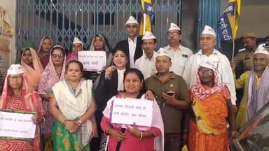 ⚡ उत्तर प्रदेश में बिजली संकट पर आम आदमी पार्टी का बड़ा हमला
📢 राज्यपाल के नाम सौंपा ज्ञापन, अघोषित कटौती और स्मार्ट मीटर पर उठाए सवाल
🏛️ फतेहपुर से उठी आवाज, सस्ती और निर्बाध बिजली की मांग तेज
📰 रिपोर्ट अजय श्रीवास्तव
उत्तर प्रदेश में बढ़ती गर्मी के बीच बिजली आपूर्ति को लेकर जनता की शिकायतों और राजनीतिक प्रतिक्रियाओं का दौर जारी है। इसी क्रम में आम आदमी पार्टी (आप) फतेहपुर इकाई ने प्रदेश में कथित बिजली संकट, अघोषित कटौती, महंगी बिजली दरों और स्मार्ट मीटर से जुड़ी शिकायतों को लेकर राज्यपाल के नाम एक ज्ञापन जिलाधिकारी के माध्यम से सौंपा है। पार्टी का कहना है कि प्रदेश के कई हिस्सों में बिजली व्यवस्था आम नागरिकों की अपेक्षाओं पर खरी नहीं उतर रही है, जिससे जनजीवन प्रभावित हो रहा है।
फतेहपुर। आम आदमी पार्टी, उत्तर प्रदेश की ओर से प्रदेश में बिजली संकट को लेकर राज्यपाल को संबोधित एक ज्ञापन जिलाधिकारी फतेहपुर के माध्यम से सौंपा गया। ज्ञापन में प्रदेशभर में अघोषित बिजली कटौती, बढ़ती बिजली दरों, स्मार्ट मीटर की कथित गड़बड़ियों और विद्युत व्यवस्था से जुड़ी समस्याओं पर गंभीर चिंता व्यक्त की गई है।
पार्टी नेताओं का कहना है कि भीषण गर्मी के बावजूद प्रदेश के कई जिलों में लंबे समय तक बिजली आपूर्ति बाधित रहने की शिकायतें मिल रही हैं। ज्ञापन में आरोप लगाया गया कि आम जनता, किसान, व्यापारी, छात्र और कर्मचारी बिजली संकट से प्रभावित हैं जबकि उपभोक्ताओं पर लगातार बढ़ते बिजली बिलों का बोझ भी पड़ रहा है।
ज्ञापन में यह भी कहा गया कि स्मार्ट मीटर लगाए जाने के बाद कई उपभोक्ताओं के बिजली बिलों में अप्रत्याशित वृद्धि की शिकायतें सामने आई हैं। पार्टी ने आरोप लगाया कि उपभोक्ताओं को फर्जी बिलिंग, गलत रीडिंग और शिकायत निस्तारण में कठिनाइयों का सामना करना पड़ रहा है।
आम आदमी पार्टी ने राज्यपाल से हस्तक्षेप करते हुए प्रदेश सरकार को आवश्यक निर्देश जारी करने की मांग की है। ज्ञापन में अघोषित बिजली कटौती रोकने, निर्बाध बिजली आपूर्ति सुनिश्चित करने, बिजली उत्पादन क्षमता बढ़ाने, स्मार्ट मीटर शिकायतों की निष्पक्ष जांच कराने और उपभोक्ताओं के लिए प्रभावी शिकायत निवारण तंत्र विकसित करने सहित आठ प्रमुख मांगें रखी गई हैं।
⚡ ज्ञापन की प्रमुख मांगें
✅ अघोषित बिजली कटौती पर तत्काल रोक
✅ गर्मी के दौरान निर्बाध बिजली आपूर्ति
✅ बिजली उत्पादन क्षमता में वृद्धि
✅ स्मार्ट मीटर और फर्जी बिलिंग की उच्चस्तरीय जांच
✅ बिजली दरों में वृद्धि पर रोक
✅ प्रभावी उपभोक्ता शिकायत निवारण प्रणाली
✅ बिजली संकट से जुड़ी घटनाओं की निष्पक्ष जांच
✅ जनता को सस्ती और गुणवत्तापूर्ण बिजली उपलब्ध कराना
🔥 वायरल फैक्ट
प्रदेश में बिजली आपूर्ति और स्मार्ट मीटर को लेकर सोशल मीडिया पर लगातार चर्चाएं देखने को मिल रही हैं। कई स्थानों पर उपभोक्ता बिजली बिलों और कटौती को लेकर अपनी शिकायतें सार्वजनिक मंचों पर उठा रहे हैं। इसी बीच फतेहपुर में सौंपा गया यह ज्ञापन भी राजनीतिक और सामाजिक हलकों में चर्चा का विषय बना हुआ है।
📰 बीबीसी हिंदी शैली में समापन
बिजली जैसी मूलभूत सुविधा को लेकर उठ रही शिकायतें और राजनीतिक दलों की सक्रियता यह संकेत देती है कि ऊर्जा क्षेत्र से जुड़े मुद्दे आम जनजीवन पर सीधा प्रभाव डाल रहे हैं। अब सभी की निगाहें इस बात पर टिकी हैं कि ज्ञापन में उठाए गए मुद्दों पर शासन और संबंधित विभाग किस प्रकार की कार्रवाई करते हैं और उपभोक्ताओं को राहत दिलाने के लिए क्या कदम उठाए जाते हैं।
ऊर्जा विकास की रीढ़ है,इसलिए पारदर्शी और जवाबदेह बिजली व्यवस्था समय की सबसे बड़ी आवश्यकता है।
👇👇👇
#NDNews
#दैनिकनिष्पक्षधारा
#Fatehpur
#AamAadmiParty
#ElectricityCrisis
#PowerCut
#SmartMeter
#UPElectricity
#UPNews
#ElectricityBill
#ConsumerRights
#NDNewsChannel
👇👇
@dgpup
@RSSorg
@UPGovt
@wpl1090
@RSSgeet
@Uppolice
@MIB_India
@PMOIndia
@HMOIndia
@abmanglik
@VHPDigital
@igrangealld
@myogioffice
@InfoDeptUP
@dmfatehpur
@sdmsadarftp
@CMOfficeUP
@CMOUP_RC
@ChiefSecyUP
@ChiefSecyUP
@MahantYogiG
@FatehpurSdm
@fatehpurpolice
@BajrangDalOrg
@112UttarPradesh
@myogiadityanath
@CommissionerPrg
@ADGZonPrayagraj
👇👇👇
🟥 ND NEWS | दैनिक निष्पक्ष धारा
मुख्य संपादक / संस्थापक: राजन सिंह हाड़ा
सह-संपादक: शालिनी सिंह भदौरिया
📍 कार्यालय-3: U158, हीरा स्वीट्स के पास, विकास मार्ग, लक्ष्मी नगर, पूर्वी दिल्ली, पिन कोड – 110092 (NCR)
📍 कार्यालय-2: विधानसभा रोड, बर्लिंगटन चौराहा, लखनऊ (226001) (UP)
📍 कार्यालय-1: 1/1 अटल बिहारी चौराहा, नियर बर्मा चौराहा, फतेहपुर (212601) (UP)
📞 मोबाइल: 9696119696