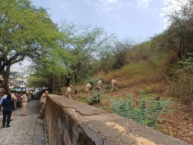 चित्तौड़ दुर्ग की तलहटी में पाड़नपोल झरने के पास युवती की हत्या, चार दिन पुराना नग्न अवस्था मे मिला शव।
दैनिक वीरधरा राजस्थान।
चित्तौड़गढ़। चित्तौड़ दुर्ग की तलहटी में स्थित पाड़नपोल झरने के पास शुक्रवार को एक युवती का शव नग्नावस्था में मिला है। शव करीब 3 से 4 दिन पुराना बताया जा रहा है। मृतका की पहचान नहीं हुई है। इसकी उम्र 30 से 35 वर्ष के बीच बताई जा रही है। मामला हत्या और यौन अपराध से जुड़ा होने की आशंका है। शव शिनाख्तगी के बाद जांच आगे बढ़ेगी।
#vdn #chittorgarh #vairalvideo #news