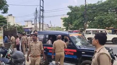 बस्ती: रौता पुलिस चौकी के बगल स्थित हुक्का बार में पुलिस का छापा
#followerseveryone #nirmalupdates #bastinews