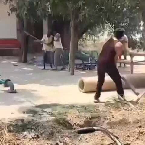 🚨 अंबेडकरनगर में जमीनी विवाद ने लिया हिंसक रूप
⚠️ पत्थरबाजी और असलहा लहराने की सूचना से गांव में फैली दहशत
👮 पुलिस की त्वरित कार्रवाई से हालात नियंत्रण में, जांच जारी
📰 रिपोर्ट यूपी हेड नागेंद्र पांडये
उत्तर प्रदेश के अंबेडकरनगर जिले में जमीनी विवाद को लेकर दो पक्षों के बीच हुई हिंसक झड़प ने ग्रामीण क्षेत्र में तनाव का माहौल पैदा कर दिया। आलापुर थाना क्षेत्र के संदहा मजगवा गांव में हुए विवाद के दौरान पत्थरबाजी और मारपीट की घटना सामने आई, जिसमें दो लोग घायल हो गए। पुलिस ने मौके पर पहुंचकर स्थिति को नियंत्रित किया और मामले की जांच शुरू कर दी है।
अंबेडकरनगर। जिले के आलापुर थाना क्षेत्र अंतर्गत संदहा मजगवा गांव में जमीनी विवाद को लेकर दो पक्ष आमने-सामने आ गए। देखते ही देखते विवाद इतना बढ़ गया कि दोनों पक्षों के बीच जमकर कहासुनी, मारपीट और पत्थरबाजी शुरू हो गई।
प्रत्यक्षदर्शियों के अनुसार विवाद के दौरान माहौल काफी तनावपूर्ण हो गया। स्थानीय लोगों ने बताया कि घटना के दौरान असलहा लहराए जाने की भी चर्चा सामने आई, जिससे गांव में अफरा-तफरी का माहौल बन गया। हालांकि पुलिस सभी तथ्यों की जांच कर रही है।
झड़प में दो लोग घायल हो गए, जिन्हें तत्काल उपचार के लिए अस्पताल पहुंचाया गया। चिकित्सकों की निगरानी में उनका इलाज जारी है। घटना की सूचना मिलते ही आलापुर थाना पुलिस मौके पर पहुंची और दोनों पक्षों को शांत कराते हुए हालात पर नियंत्रण पाया।
पुलिस ने घटनास्थल का निरीक्षण कर साक्ष्य जुटाने शुरू कर दिए हैं। ग्रामीणों से पूछताछ की जा रही है और पूरे घटनाक्रम की निष्पक्ष जांच की जा रही है। कानून-व्यवस्था बनाए रखने के लिए क्षेत्र में अतिरिक्त सतर्कता बरती जा रही है।
स्थानीय प्रशासन का कहना है कि किसी भी व्यक्ति को कानून हाथ में लेने की अनुमति नहीं दी जाएगी। जांच में जो भी तथ्य सामने आएंगे, उनके आधार पर संबंधित लोगों के खिलाफ विधिक कार्रवाई की जाएगी।
🔥 वायरल फैक्ट
घटना के बाद गांव में हुए विवाद और पत्थरबाजी की चर्चा सोशल मीडिया पर तेजी से फैल रही है। स्थानीय स्तर पर लोग जमीन संबंधी विवादों को लेकर प्रशासनिक समाधान की आवश्यकता पर जोर दे रहे हैं। पुलिस अधिकारियों द्वारा शांति व्यवस्था बनाए रखने के लिए लगातार निगरानी की जा रही है।
ग्रामीण क्षेत्रों में भूमि विवाद अक्सर सामाजिक तनाव का कारण बन जाते हैं। अंबेडकरनगर की यह घटना भी बताती है कि छोटे विवाद समय रहते नहीं सुलझाए जाएं तो वे कानून-व्यवस्था की चुनौती बन सकते हैं। फिलहाल पुलिस मामले की जांच कर रही है और प्रशासन ने लोगों से शांति बनाए रखने की अपील की है।
📢 ND NEWS की अपील
✅ जमीनी विवादों का समाधान कानूनी और राजस्व विभाग के माध्यम से कराएं।
✅ किसी भी परिस्थिति में हिंसा, पत्थरबाजी या कानून हाथ में लेने से बचें।
✅ विवाद की स्थिति में तुरंत पुलिस और प्रशासन को सूचना दें।
✅ गांव स्तर पर संवाद और मध्यस्थता के माध्यम से सामाजिक सौहार्द बनाए रखें।
✅ प्रशासन और राजस्व विभाग समयबद्ध तरीके से भूमि विवादों का निस्तारण सुनिश्चित करें।
"विवाद का समाधान कानून से होता है, हिंसा से नहीं।"
👇👇
#NDNews
#दैनिकनिष्पक्षधारा
#AmbedkarNagar
#Aalapur
#LandDispute
#PoliceAction
#UPPolice
#BreakingNews
#LawAndOrder
#NDNewsChannel
#UttarPradeshNews
#GroundReport
👇👇
👇👇
@dgpup
@RSSorg
@UPGovt
@wpl1090
@RSSgeet
@Uppolice
@MIB_India
@PMOIndia
@HMOIndia
@abmanglik
@VHPDigital
@igrangealld
@myogioffice
@InfoDeptUP
@dmfatehpur
@sdmsadarftp
@CMOfficeUP
@CMOUP_RC
@UPPRD1948
@ChiefSecyUP
@ChiefSecyUP
@MahantYogiG
@FatehpurSdm
@fatehpurpolice
@BajrangDalOrg
@112UttarPradesh
@myogiadityanath
@CommissionerPrg
@ADGZonPrayagraj
👇👇👇
🟥 ND NEWS | दैनिक निष्पक्ष धारा
मुख्य संपादक / संस्थापक: राजन सिंह हाड़ा
सह-संपादक: शालिनी सिंह भदौरिया
✒️ रिपोर्ट : यूपी हेड नागेंद्र पांडये
📍 कार्यालय-3: U158, हीरा स्वीट्स के पास, विकास मार्ग, लक्ष्मी नगर, पूर्वी दिल्ली, पिन कोड – 110092 (NCR)
📍 कार्यालय-2: विधानसभा रोड, बर्लिंगटन चौराहा, लखनऊ (226001) (UP)
📍 कार्यालय-1: 1/1 अटल बिहारी चौराहा, नियर बर्मा चौराहा, फतेहपुर (212601) (UP)
📅 दिनांक: 05 जून 2026
📆 दिन: शुक्रवार
📧 Email: ndnewschannel@gmail.com
📞 मोबाइल: 9696119696