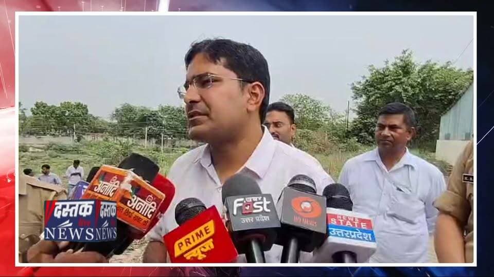 Sambhal News : संभल में मजार पर चला Bulldozer! 70 पुलिसकर्मी तैनात | SP का बड़ा बयान | UP News
🚨 संभल में बड़ा एक्शन: अवैध मजार पर चला प्रशासन का बुलडोजर, इलाका छावनी में बदला! 🚨
उत्तर प्रदेश के संभल जिले में अवैध अतिक्रमण और सरकारी जमीनों पर कब्जों के खिलाफ प्रशासन का बड़ा हंटर चला है। मुख्यमंत्री योगी आदित्यनाथ की 'जीरो टॉलरेंस' नीति के तहत भारी सुरक्षा बल की मौजूदगी में एक अवैध मजार को पूरी तरह से जमींदोज कर दिया गया।
कार्रवाई की बड़ी बातें:
📍 तड़के सुबह ही राजस्व विभाग और नगर पालिका की टीम बुलडोजर लेकर मौके पर पहुंच गई।
📍 किसी भी तरह के विरोध या हंगामे को रोकने के लिए PAC और 70 से ज्यादा पुलिसकर्मियों को तैनात किया गया था।
📍 संभल के एसपी (SP) ने सख्त लहजे में कहा है कि जिले से हर एक अवैध अतिक्रमण को साफ किया जाएगा और कानून हाथ में लेने वालों पर सख्त कार्रवाई होगी।
#SambhalNews #BulldozerAction #YogiGovernment #UPPolice #BreakingNews #UttarPradesh #DastakLiveNews #SambhalUpdates #EncroachmentDrive #UPAdministration #LawAndOrder #PublicOpinion