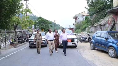 केदारनाथ यात्रा मार्ग को मिलेगा नया स्वरूप! रुद्रप्रयाग के जिलाधिकारी विशाल मिश्रा ने बेड़ूबगढ़, अगस्त्यमुनि और सिल्ली क्षेत्र में राष्ट्रीय राजमार्ग चौड़ीकरण एवं निर्माण कार्यों का स्थलीय निरीक्षण कर अधिकारियों को कार्यों में तेजी लाने के निर्देश दिए।
यात्रा सीजन में ट्रैफिक जाम की समस्या से राहत दिलाने के लिए सड़क चौड़ीकरण कार्यों को प्राथमिकता के आधार पर पूरा किया जाएगा।
श्रद्धालुओं और स्थानीय लोगों की सुविधा को ध्यान में रखते हुए यातायात व्यवस्था को अधिक सुरक्षित और सुगम बनाने पर जोर दिया गया।
अगस्त्यमुनि स्थित यात्री विश्राम गृह का निरीक्षण कर पेयजल, स्वच्छता और अन्य मूलभूत सुविधाओं को बेहतर बनाने के निर्देश भी दिए गए।
जिलाधिकारी ने स्पष्ट कहा कि चारधाम यात्रा के दौरान श्रद्धालुओं की सुरक्षा और सुविधा प्रशासन की सर्वोच्च प्राथमिकता है तथा सभी विभागों को आपसी समन्वय के साथ निर्धारित समयसीमा में कार्य पूर्ण करने होंगे।
#Rudraprayag #KedarnathYatra #NationalHighway #VishalMishra #RoadWidening #CharDhamYatra #Uttarakhand #Development #TrafficManagement #Agastyamuni