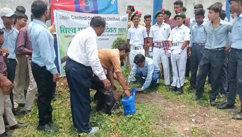 #बोकारो : #डीएवी #कथारा में '#एक #पेड़ #माँ के #नाम' #अभियान के #साथ #मनाया गया #विश्व #पर्यावरण #दिवस, #कैडेट्स और #अधिकारियों ने किया #पौधारोपण
बोकारो जिले के डीएवी कथारा में विश्व पर्यावरण दिवस के अवसर पर सीसीएल और एनसी कैडेट्स के संयुक्त तत्वावधान में भव्य पौधारोपण कार्यक्रम आयोजित किया गया। कार्यक्रम की शुरुआत 'एक पेड़ माँ के नाम' अभियान से हुई।
डीएवी कथारा में विश्व पर्यावरण दिवस सिर्फ भाषणों तक सीमित नहीं रहा। सीसीएल के अधिकारियों, एनसी कैडेट्स और स्कूल स्टाफ ने मिलकर पौधे लगाए और उनकी देखभाल का संकल्प लिया। मेधावी विद्यार्थियों को भी सम्मानित किया गया।कार्यक्रम में सीसीएल के एजीएम विनोद कुमार मुख्य अतिथि के रूप में शामिल हुए। उनके साथ स्टाफ ऑफिसर उत्खन अभिजीत दत्ता, स्टाफ ऑफिसर सेल्स विजय कुमार, स्टाफ ऑफिसर सिक्योरिटी अजीत कुमार, स्टाफ ऑफिसर लीगल ऋषभ अमन, स्टाफ ऑफिसर इएनवी एस.एस. पाल, एरिया सेफ्टी ऑफिसर आर.के. वर्णवाल, डिप्टी ए.एफ.एम. जयप्रकाश कुमार और तकनीकी सहायक राहुल सिंह मौजूद रहे।एक पेड़ माँ के नाम' अभियान के तहत मुख्य अतिथि, विशिष्ट अतिथियों, प्राचार्य, एनसी कैडेट्स और शिक्षक-कर्मचारियों ने मिलकर पौधारोपण किया। पौधे लगाने के साथ-साथ सभी ने इनके लालन-पालन और सुरक्षा की शपथ भी ली।पर्यावरण दिवस पर चित्रांकन और निबंध लेखन प्रतियोगिता में सफल विद्यार्थियों को सीसीएल पदाधिकारियों ने प्रशस्ति पत्र और उपहार देकर सम्मानित किया। सम्मान पाकर छात्रों में काफी उत्साह देखा गया।प्राचार्य सह झारखंड जोन-1 के सहायक क्षेत्रीय पदाधिकारी डॉ. जी.एन. खान ने कहा कि आज के समय में पर्यावरण को बचाना सबसे बड़ी चुनौती है। उन्होंने अपील की कि हर व्यक्ति अपनी माँ के नाम पर या जन्मदिन पर खाली जगह पर एक पौधा जरूर लगाए। उन्होंने कहा कि धरती माँ को बचाने के लिए पौधारोपण एक पुण्य कार्य है।कार्यक्रम को सफल बनाने में शिक्षक राकेश रंजन, जयपाल साव, बबलू कुमार दसौंधी, शिवप्रकाश सिंह, संगीत कुमार और कार्यालय कर्मचारियों चंचल मन्ना, शुभम कुमार, सुमन कुमार पाण्डेय, आशीष कुमार पाण्डेय, अनिल कुमार, विजय वर्मा का अहम योगदान रहा। चतुर्थ वर्गीय कर्मचारियों उमेश प्रजापति, श्याम नंदन सिंह, चेतन, अशोक, सोनाराम, सुशील, प्रेम, बित्तन रविदास, सुमित्रा, महेश और सावित्री ने भी सक्रिय भूमिका निभाई।