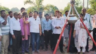🌳 6 लाख पेड़ों की कटाई पर सिंगरौली का सवाल: क्या ऑक्सीजन भी ट्रांसफर होगी?
सिंगरौली में प्रस्तावित लाखों पेड़ों की कटाई के विरोध में जन उड़ान पार्टी के संस्थापक भास्कर मिश्रा ने अनोखे और प्रतीकात्मक अंदाज में विरोध दर्ज कराया।
उनका कहना है कि यदि सिंगरौली के पेड़ काटकर भोपाल, रायसेन या छिंदवाड़ा में नए पौधे लगाए जाएंगे, तो क्या सिंगरौली के लोगों को वहां से शुद्ध ऑक्सीजन मिल पाएगी?
इस सवाल को समझाने के लिए उन्होंने "बीरबल की खिचड़ी" का उदाहरण दिया। उन्होंने कहा कि जैसे भट्टी से कई फीट ऊपर रखी हांडी में खिचड़ी पकने की उम्मीद करना मुश्किल है, उसी तरह कहीं और लगाए गए पेड़ों से सिंगरौली के पर्यावरणीय नुकसान की भरपाई होने का दावा भी सवालों के घेरे में है।
🌱 पेड़ केवल लकड़ी नहीं होते, वे स्थानीय पर्यावरण, जलस्तर, जैव विविधता और लोगों की सांसों से जुड़े होते हैं।
अब सवाल यह है कि विकास और पर्यावरण के बीच संतुलन कैसे बनेगा? क्या सिंगरौली के हरित भविष्य की कीमत पर विकास स्वीकार्य है?
#Singrauli #SaveTrees #Environment #BhaskarMishra #JanUdaanParty #BirbalKiKhichdi #GreenSingrauli #ViralPost #TreeCutting #NatureMatters