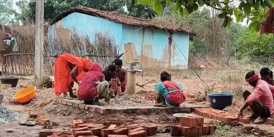 तीन साल बाद गांव में फिर बहा राहत का पानी, महिलाओं के श्रमदान से जीवंत हुआ चापानल
#GarhwaNews #JharkhandNews #WaterCrisisSolved #WomenEmpowerment #WomenLeadership #CommunitySupport #Shramdaan #RuralDevelopment #CleanWaterForAll #DrinkingWater #VillageDevelopment #PositiveNews #InspiringStory #GrassrootsChange #SocialImpact #WaterForLife #RuralIndia #JharkhandUpdates #GarhwaDistrict #BreakingNews #ViralNews #TrendingNow #CommunityAction #WomenPower #HopeReturns
