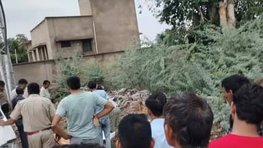 बिजली घर के पास कचरे में मिला युवक का शव, एफएसएल टीम ने जुटाए साक्ष्य,खेड़ली। कस्बे के सोकर रोड स्थित नए बिजली घर के पास कचरे के ढेर में एक व्यक्ति का शव मिलने से क्षेत्र में सनसनी फैल गई। शव के पास मौजूद आवारा कुत्तों ने उसे कई जगह से क्षत-विक्षत कर दिया था। सूचना मिलने पर खेड़ली थाना पुलिस मौके पर पहुंची और जांच शुरू की।घटना की गंभीरता को देखते हुए एफएसएल टीम को मौके पर बुलाया गया। टीम ने घटनास्थल से विभिन्न साक्ष्य जुटाए। वहीं कठूमर सीओ राजेश कुमार विद्यार्थी ने भी मौके का निरीक्षण कर पुलिस अधिकारियों को आवश्यक दिशा-निर्देश दिए। निरीक्षण के बाद सीओ खेड़ली थाना अधिकारी विजय कुमार जाप्ता के साथ खेड़ली उप जिला अस्पताल पहुंचे।पुलिस जांच में मृतक की पहचान अशोक पुत्र मोहरसिंह सैनी, जाति माली, उम्र 45 वर्ष निवासी सौंखर के रूप में हुई। घटना की सूचना मिलते ही खेड़ली उप जिला अस्पताल में ग्रामीणों और परिजनों की भीड़ जमा हो गई। बताया गया कि मृतक के माता-पिता की पहले ही मृत्यु हो चुकी थी और वह गांव में अकेला रहता था।पुलिस ने पंचनामा कार्रवाई कर शव का पोस्टमार्टम कराया। चिकित्सकों की टीम ने खेड़ली उप जिला अस्पताल में पोस्टमार्टम कर शव परिजनों को सौंप दिया। मृतक के भाई सुरेश ने पुलिस को संदिग्ध परिस्थितियों में मौत होने की रिपोर्ट दी है। पुलिस पूरे मामले की जांच में जुटी हुई है
#breaking #photography #Facebookpost #latest #today #followers #trading #Bandikuinews #Rajasthannews #followersreelsfypシ゚viralシfypシ゚viralシalシfollowers #reelvedio #reelsfypシ #reelvirel #reel #indian