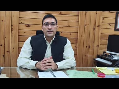 जनगणना 2027 के लिए 1400 अधिकारी एवं कर्मचारी देंगे अपनी सेवायें: उपायुक्त मुकेश रेपसवाल
16 जून से प्रारंभ होगी भवन सूचीकरण एवं आवास गणना :उपायुक्त
चम्बा, 5 जून
उपायुक्त एवं जिला जनगणना अधिकारी मुकेश रेपसवाल ने जानकारी देते हुए बताया कि जनगणना 2027 के प्रथम चरण के अंतर्गत जिला चम्बा में भवन सूचीकरण एवं आवास गणना का कार्य 16 जून 2026 से प्रारंभ होकर 15 जुलाई 2026 तक संचालित किया जाएगा। इस कार्य के सफल क्रियान्वयन के लिए जिला चम्बा को 22 विभिन्न क्षेत्रों में विभाजित किया गया है।
उन्होंने बताया कि भवन सूचीकरण एवं आवास गणना का कार्य जिले की 16 तहसीलों एवं उप-तहसीलों के अतिरिक्त 2 नगर परिषदों, 2 नगर पंचायतों तथा 2 छावनी क्षेत्रों सहित सभी क्षेत्रों में किया जाएगा। इस कार्य के लिए प्रगणन अधिकारियों एवं पर्यवेक्षकों को नियुक्त किया गया हैँ।
उपायुक्त ने बताया कि जनगणना कार्य को सुचारू रूप से संपन्न करने के लिए जिले में लगभग 1400 अधिकारियों एवं कर्मचारियों को विभिन्न चरणों में प्रशिक्षण प्रदान किया जा रहा है। इसके तहत प्रगणन अधिकारियों एवं पर्यवेक्षकों के लिए विशेष प्रशिक्षण कार्यक्रम आयोजित किए जा रहे हैं। अब तक 32 फील्ड प्रशिक्षुओं द्वारा विभिन्न प्रशिक्षण बैचों में लगभग 200 प्रगणन अधिकारियों एवं पर्यवेक्षकों को प्रशिक्षित किया जा चुका है, जबकि शेष प्रगणन अधिकारियों एवं पर्यवेक्षकों का प्रशिक्षण कार्य 12 जून तक पूर्ण कर लिया जाएगा।
उन्होंने बताया कि जनगणना के दूसरे चरण में 11 से 30 सितंबर 2026 के बीच जिले के शीतकालीन एवं दुर्गम क्षेत्रों, जिनमें भरमौर, पांगी, होली तथा अन्य दूरस्थ क्षेत्र शामिल हैं, में जनगणना का कार्य संपन्न किया जाएगा। इस दौरान लगभग 1050 गांवों को कवर किया जाएगा। इसके पश्चात जिले के शेष क्षेत्रों में जनगणना का कार्य 9 से 28 फरवरी 2027 तक संचालित होगा।
उपायुक्त ने बताया कि जनगणना के अंतर्गत 1 से 5 मार्च 2027 तक पुनर्निरीक्षण चरण आयोजित किया जाएगा, ताकि किसी भी छूटी हुई जानकारी का सत्यापन एवं अद्यतन किया जा सके।
उन्होंने कहा कि जनगणना के दौरान एकत्रित की जाने वाली सभी सूचनाएं पूर्णतः गोपनीय रखी जाएंगी तथा उनका उपयोग केवल सांख्यिकीय, नीतिगत एवं योजनागत उद्देश्यों के लिए किया जाएगा।
मुकेश रेपसवाल ने जिले के सभी नागरिकों से अपील करते हुए कहा कि वे जनगणना के दौरान सही, सटीक एवं पूर्ण जानकारी उपलब्ध करवाएं, ताकि सरकार द्वारा संचालित विकास योजनाओं एवं जनकल्याणकारी कार्यक्रमों का लाभ पात्र व्यक्तियों तक प्रभावी ढंग से पहुंचाया जा सके।
उपायुक्त ने बताया कि जनगणना 2027 देश की पहली डिजिटल जनगणना है, जिसके अंतर्गत नागरिकों को स्व-गणना की सुविधा भी प्रदान की गई है। यह सुविधा 1 जून से 15 जून 2026 तक उपलब्ध है। नागरिक स्वयं ऑनलाइन माध्यम से अपनी जानकारी दर्ज कर सकते हैं।
उन्होंने बताया कि नागरिक https://se.census.gov.in पर लॉगिन कर अपनी स्व-गणना संबंधी जानकारी अपलोड कर सकते हैं। उन्होंने सभी नागरिकों से आग्रह किया कि वे सही एवं प्रमाणिक जानकारी दर्ज कर इस महत्वपूर्ण राष्ट्रीय अभियान को सफल बनाने में अपना सहयोग प्रदान करें। #chamba #DC #himachalpradesh #post #highlight