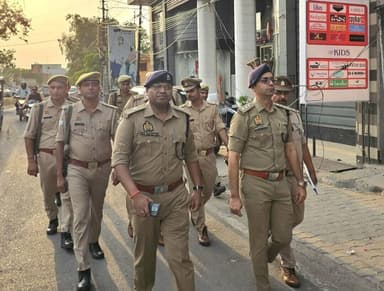 अपर पुलिस अधीक्षक नगर एवं क्षेत्राधिकारी नगर द्वारा जनपद में कानून व्यवस्था के दृष्टिगत थाना कोतवाली नगर क्षेत्रान्तर्गत पुलिस बल के साथ किया गया पैदल मार्च ।
#UPPolice
#BulandshahrPolice https://t.co/9EktA2BUjG