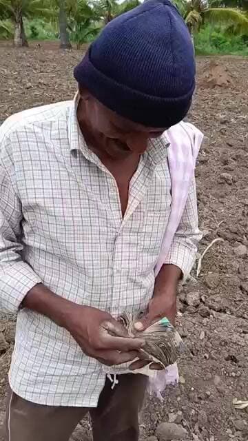 ಮೂರು ತಿಂಗಳ ಹಿಂದೆ ಹೊಲದಲ್ಲಿ ಕಳೆದುಹೋಗಿದೆ ದುಡ್ಡು ಮತ್ತೆ ಸಿಕ್ತು ,ರೈತನ ಖುಷಿ ಮುಗಿಲು ಮುಟ್ಟಿತ್ತು.!